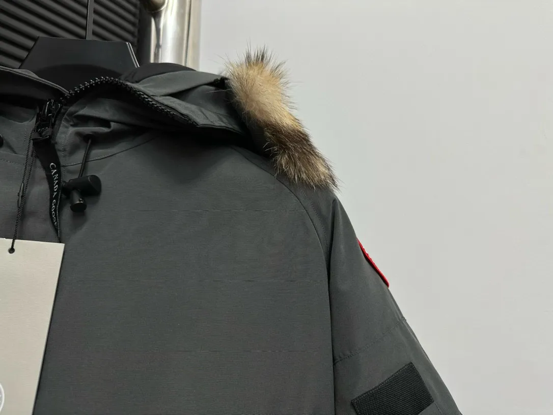 P780 [Canada goose] 01 Exdition Parka Down Jacket for Couples. Genuine original version. You need to compare with the genuine product at any time. All accessories are custom-made from the original factory. 💯The softness and hardness of the fabric is compared with the original one. It can be restored by kneading at will (fabric misunderstanding: fabrics with high hardness are not waterproof. Only those who buy the latest authentic version this year will notice the softness and comfort of the fabric) 💯The down is synchronized with the genuine white duck down, fluffy and not lumpy. Electronically controlled velvet filling machine 💯Customized zippers with genuine YKK military-grade copper core zipper pullers, high hardness and no jamming 💯The fur collar is purchased from Western Canada coyote skin original customization 💯All workmanship and wiring are controlled by workers with more than ten years of service. They must be horizontal and vertical, and are not crooked. The inner wiring density is more sophisticated. Feel free to compare 💯label, collar label, washed label, hangtag, zipper rope, pocket label Back label, collar velvet, Velcro fasteners, cuffs, all details are updated simultaneously with the original product. The best version, the most complete colors, battle all kinds of worldly goods, sizes: XS-XXL